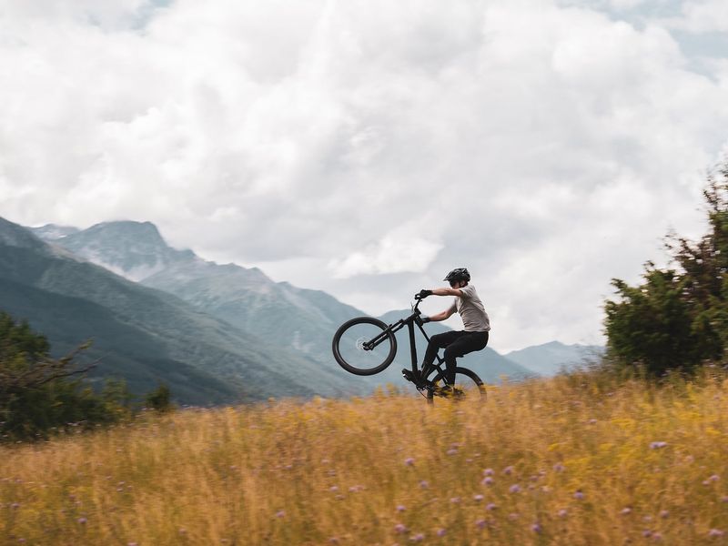 Cube Stereo Hybrid ONE44 Pro 800 e-MTB, riding shot 1