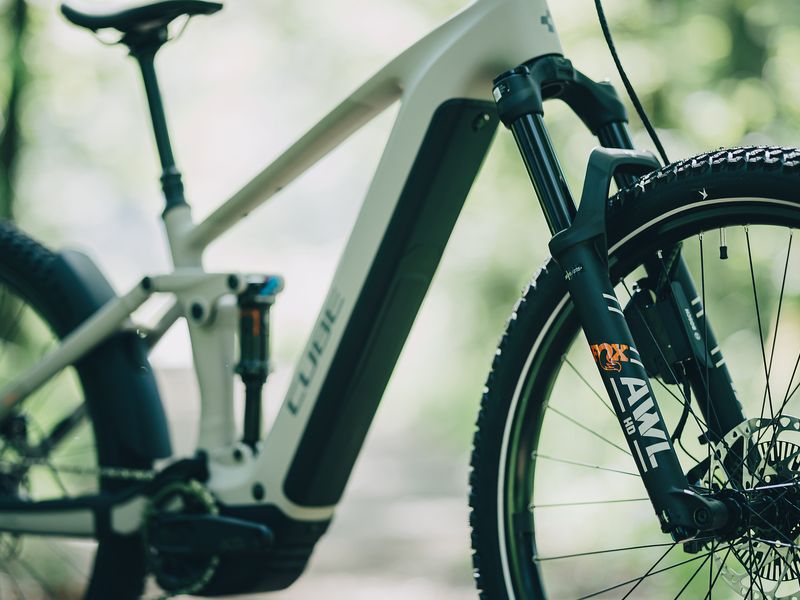 Cube Stereo Hybrid ONE44 SLX 800 e-MTB, riding shot 2