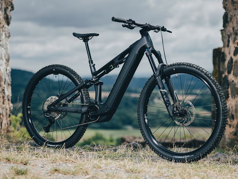 Cube Stereo Hybrid ONE44 HPC Race 800 e-MTB, riding shot 2