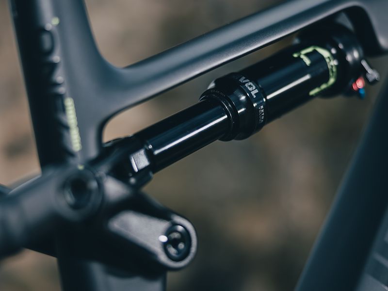 Cube Stereo Hybrid ONE44 HPC Race 800 e-MTB, riding shot 3