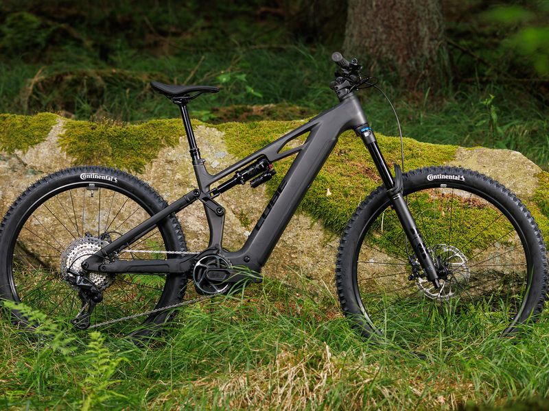 Cube Stereo Hybrid ONE77 HPC SLX 800 e-MTB, riding shot 3