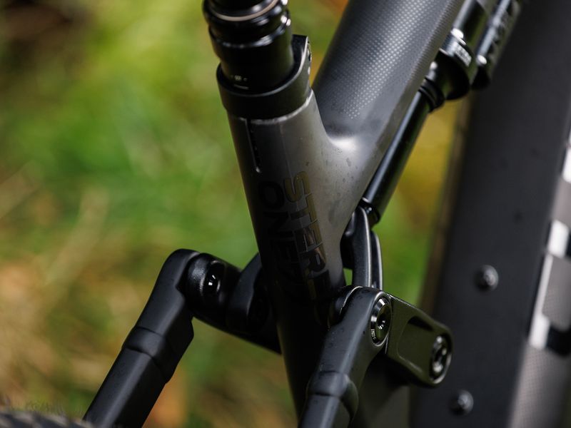 Cube Stereo Hybrid ONE77 HPC SLX 800 e-MTB, riding shot 2