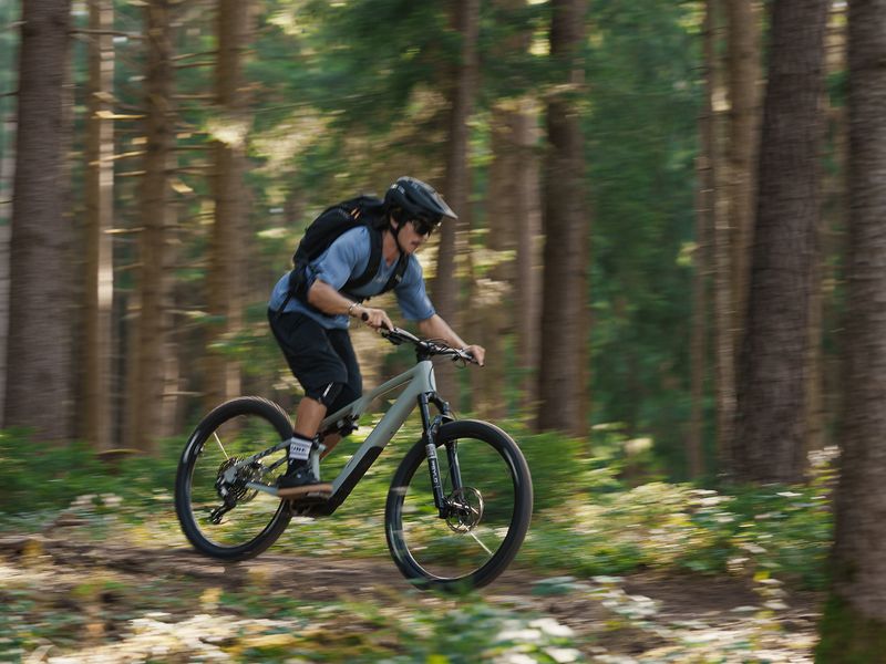 Cube AMS Hybrid 177 C:62 AT 600X e-MTB, riding shot 1