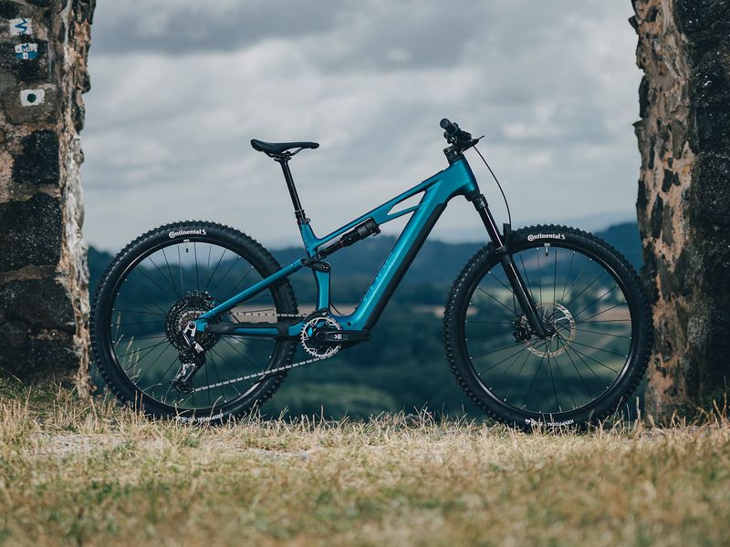 Cube Stereo Hybrid ONE44 HPC EXC 800 e-MTB, riding shot 3